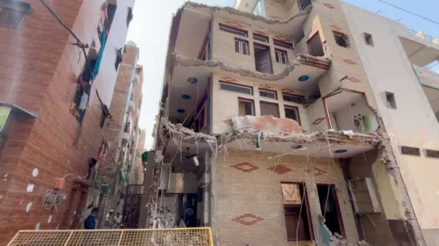 बुलडोज़र से मकान तोड़ा गया