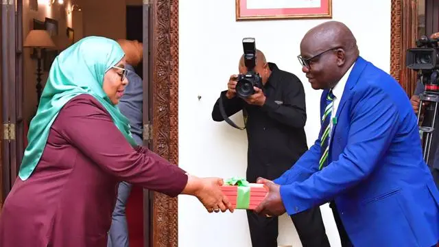 Rais Samia akipokea ripoti ya CAG