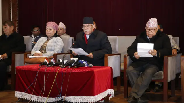 पत्रकार सम्मेलनमा प्रचण्ड