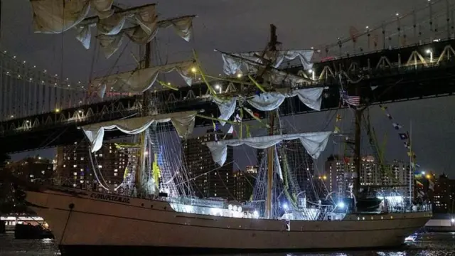 O veleiro Cuauhtémoc, da marinha mexicana, ao se chocar contra a ponte do Brooklyn em Nova York, nos Estados Unidos