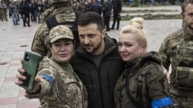 Zelenskiy İzyum'da askerlerle poz veriyor.