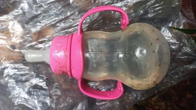 Bình sữa màu hồng