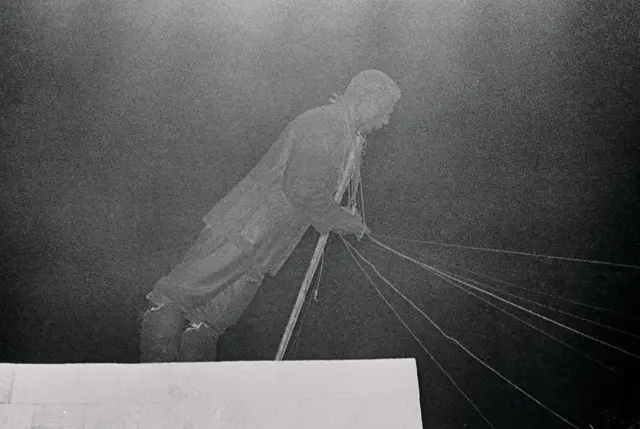 Người dân Hungary kéo đổ một bức tượng Stalin, năm 1956