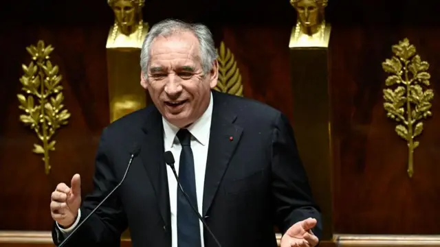 Парламент Франции отклонил вотум недоверия правительству. Байру ...