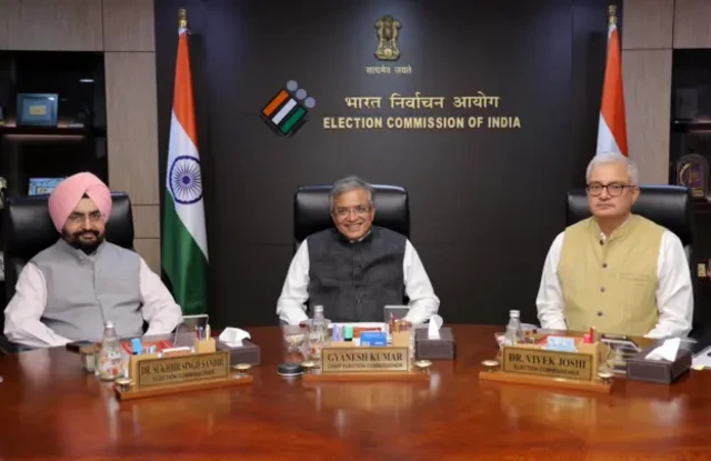 मुख्य निवडणूक आयुक्त ज्ञानेश कुमार (मध्यभागी) यांच्यासोबत निवडणूक आयुक्त डॉक्टर सुखबीर सिंह आणि डॉक्टर विवेक जोशी(फाईल फोटो)