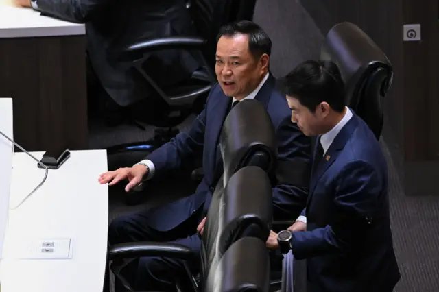 อนุทิน ชาญวีรกูล กับ ภราดร ปริศนานันทกุล ในระหว่างการประชุมรัฐสภา 10 ธ.ค.