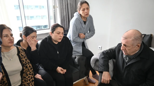 Ümit Özdağ  ve Çağlayan ailesinden dört kadın yan yana duruyor. Kadınlardan biri ağlıyor, anne ise önüne bakıyor.