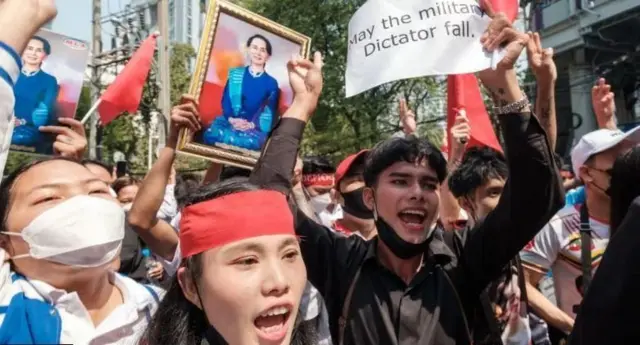 બેંગકોકમાં મ્યાનમારના દૂતાવાસ બહાર પ્રદર્શન કરતા લોકો