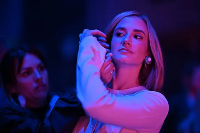 Kalshi Kurucu Ortağı ve COO'su Luana Lopes Lara, Brezilya'nın Rio de Janeiro kentindeki Riocentro'da düzenlenen Web Summit Rio 2026'nın açılış gecesinde, Centre Stage sahnesinin kulisinde.