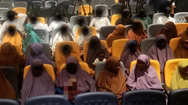 Wasu daga cikin mutanen da gwamnatin Najeriya ta ce ta kuɓutar daga hannun masu garkuwa a jihar Zamfara ranar 14 da 19 ga watan Agusta.