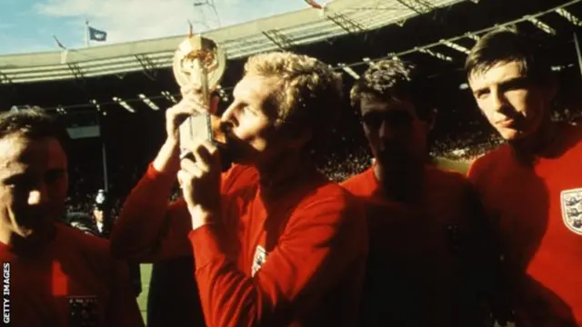 የእንግሊዝ ብሔራዊ ቡድን በ1966 (እአአ) ዋንጫ ባነሳበት ጊዜ 