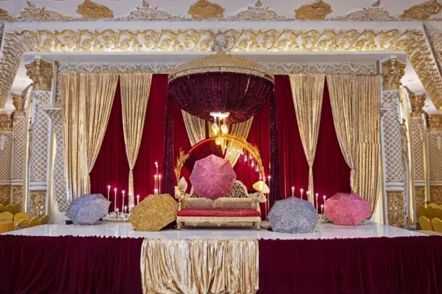 د ناوې له‌ خوا زوم ته پوښ (جوړې) وړل مطلقاً منع دي.