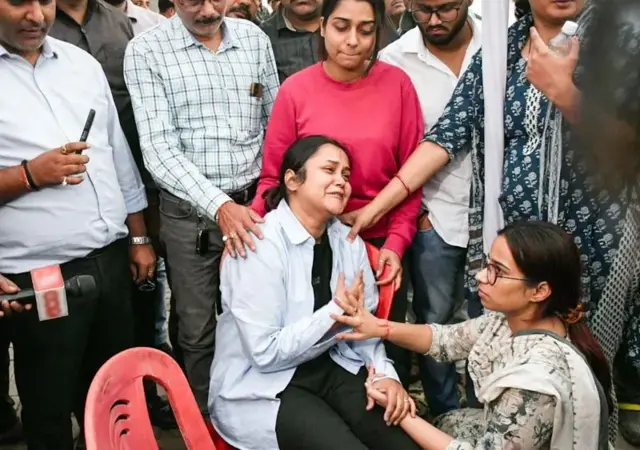 কথা বলতে বলতে বারবার কান্নায় ভেঙে পড়ছিলেন ঐশান্যা