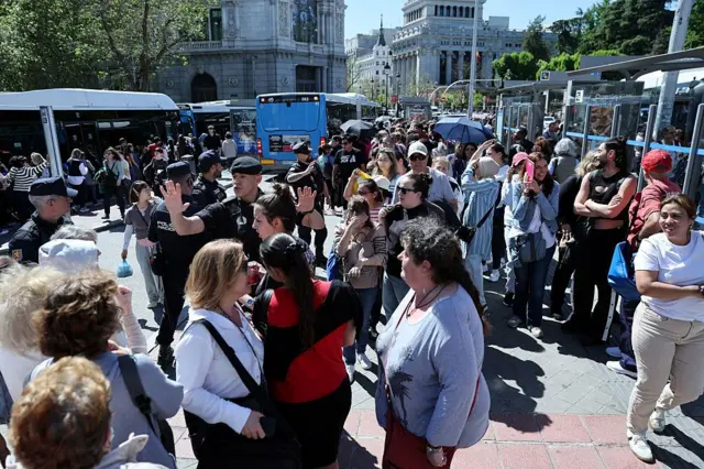 Polisi melakukan penertiban masyarakat saat pemadaman listrik memengaruhi transportasi umum di Madrid.