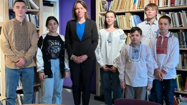 Les six enfants aux côtés du ministre néerlandais des affaires étrangères