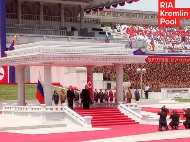 Abategetsi bombi imbere y'urubuga rw'akarasisi