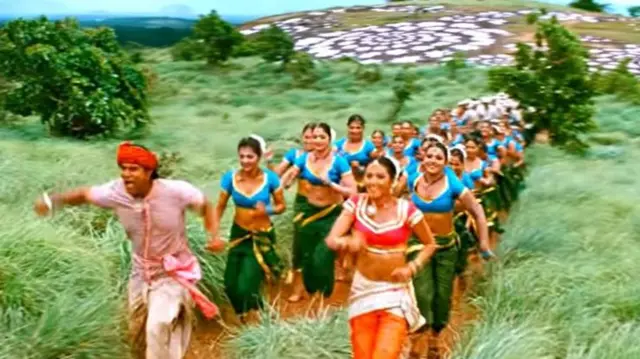 இந்த பாடலுக்காக திருநெல்வேலியில் ஒரு பகுதியையே வண்ணமயமாக்கினார் ஷங்கர். 