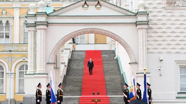 Putin descendo escadas do Kremlin 