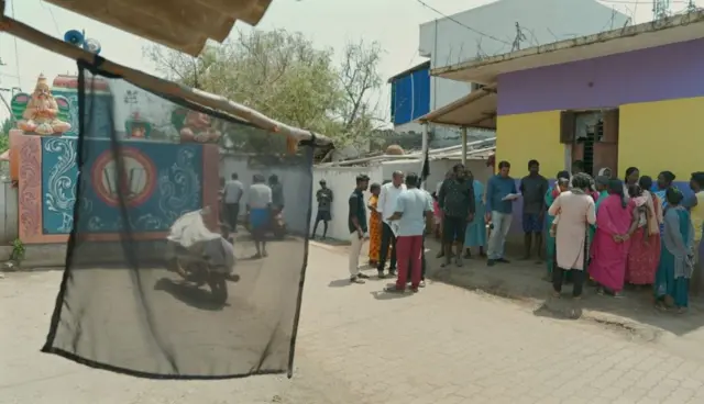 திருவள்ளூர், கரடிபுத்தூர், தமிழ்நாடு செய்திகள், மண் குவாரி, கிராவல் மண், மேய்க்கால் புறம் போக்கு, பட்டா கேட்டு போராட்டம், பொதுமக்கள் போராட்டம் 