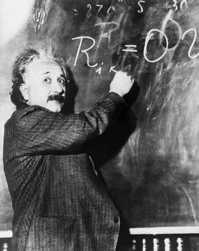 Albert Einstein escrevendo fórmulacassino e jogos de azarquadro negrocassino e jogos de azarfotocassino e jogos de azarpreto e branco