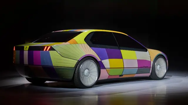 با فن‌آوری جوهر الکترونیکی راننده می‌تواند رنگ پنل‌های بدنه را در ۳۲ رنگ مختلف تغییر دهد