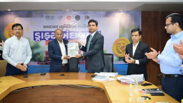 એએમસી કમિશનર બુધવારે 17018 કરોડનું ડ્રાફ્ટ બજેટ રજૂ કર્યું હતું.