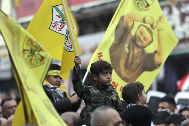 فلسطینیان در مراسم جشن پنجاه و هفتمین سالگرد تاسیس جنبش فتح در رام الله، در مناطق تحت اشغال اسرائیل، بنرهایی را با تصویر مروان برغوتی رهبر زندانی فتح با شعار آزادی او و نام بردن از او به عنوان "نماد آزادی" به اهتزاز درآوردند کرانه باختری، در ۲۰ دسامبر ۲۰۲۱