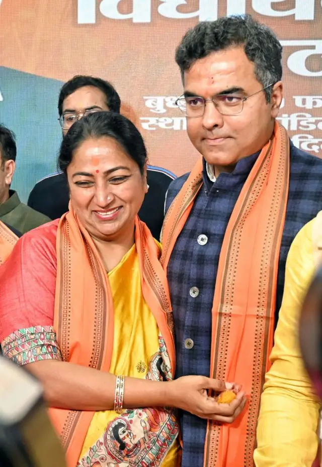 रेखा गुप्ता आणि प्रवेश वर्मा