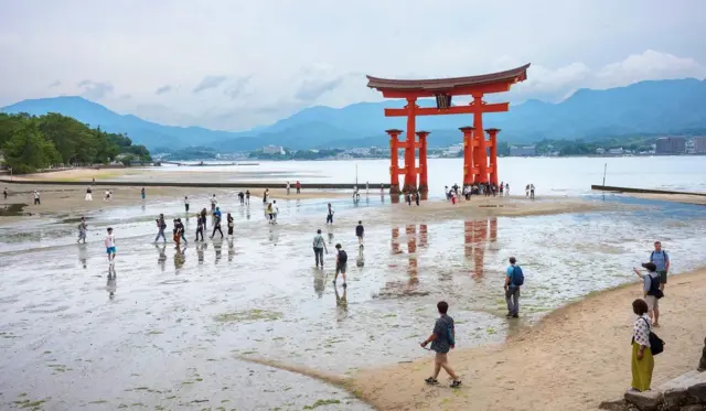 Des particules de débris créées lorsque les États-Unis ont largué une bombe atomique sur Hiroshima, au Japon, se mêlent au sable des plages voisines.