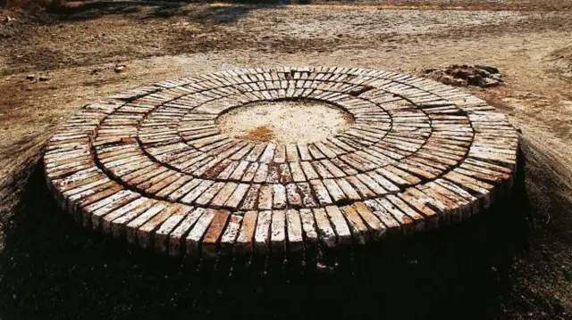 ईंटों से बनी एक गोलाकार आकृति