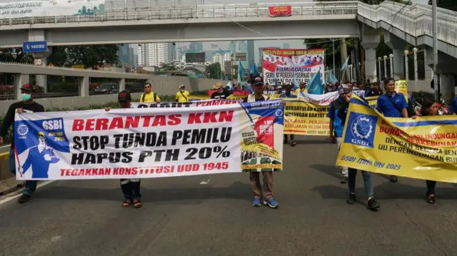 Selain menuntut perbaikan terhadap kehidupan buruh, aksi May Day tahun ini juga diwarnai dengan tekanan terkait dengan pelaksanaan Pemilu 2024 mendatang, di mana Partai Buruh akan berpartisipasi di dalamnya. Salah satu tuntutannya adalah menghapus ambang batas presiden sebesar 20%.