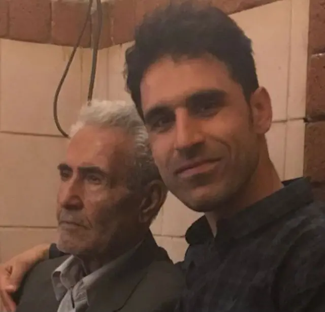 وحید افکاری در کنار پدرش