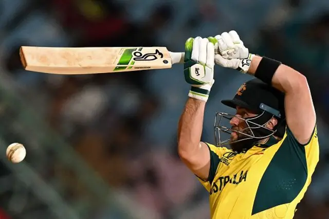  ලකුණු 58ක් රැස් කරගෙන සිටියදී ජෝෂ් ඉංග්ලිෂ්ගේ කඩුල්ල දවා ගැනීමට දුනිත් වෙල්ලාලගේ සමත් විය.