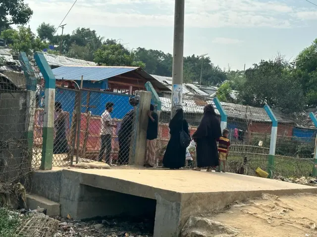 কুতুপালং রোহিঙ্গা ক্যাম্পের একটি প্রধান সড়ক আটকে দেয়া হলেও তাতে রোহিঙ্গাদের যাতায়াত বন্ধ হয়নি