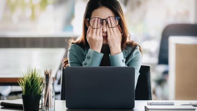 Mulher com sonobenjamin rolle pokerfrente a computador