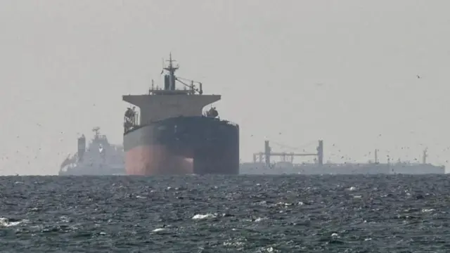 One big vessel on top water for di Strait of Hormuz