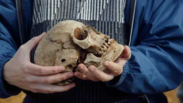 คนถือกะโหลกศีรษะ