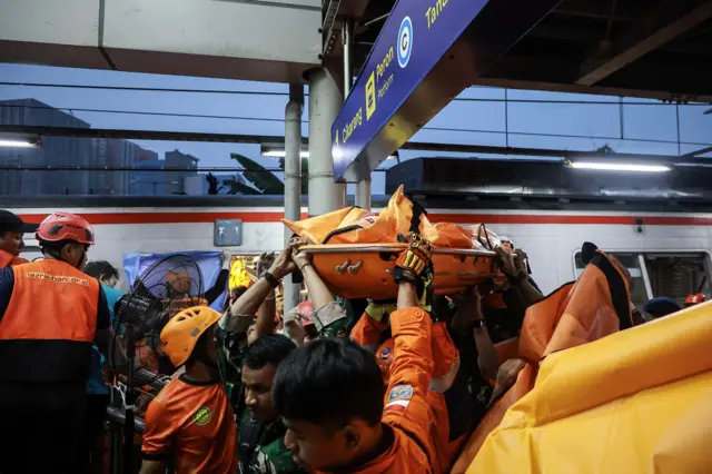 Petugas mengevakuasi korban kecelakaan KRL Commuterline yang bertabrakan dengan KA Argo Bromo Anggrek relasi Gambir-Surabaya Pasar Turi di Stasiun Bekasi Timur, Bekasi, Jawa Barat, Selasa (28/04).