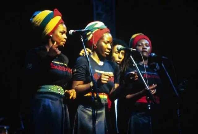 Bob Marley cantaabaixo de 2.5 aposta esportivashow com Judy Mowatt (à esquerda), Rita (centro) e Marcia Griffiths