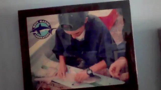 Foto de Mauricio Hoyos, de 18 anos, com um tubarão nas mãos