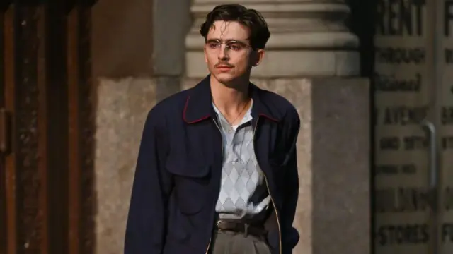 Тімоті Шаламе на зйомках фільму "Марті Супрім. Геній комбінацій"