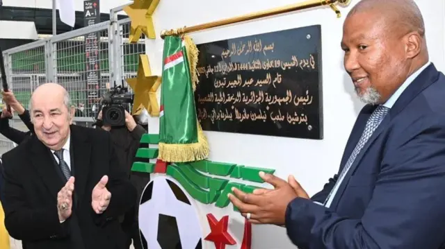 Zwezivelile Mandeellaa Pireezidantii Aljeeriyaa waliin sagantaa baniinsaa Isteediyemii Nelsan Mandeellaatti raawwaterratti hirmaateera, boodarra haasaa baniinsaa taasise
