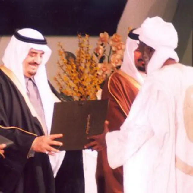 Sheikh Abubakar Mahmoud Gumi lokacin da ya karɓi lambar girmamawa daga Sarkin Makkah, Fahd bn Abdul-Aziz a shekara ta 1987