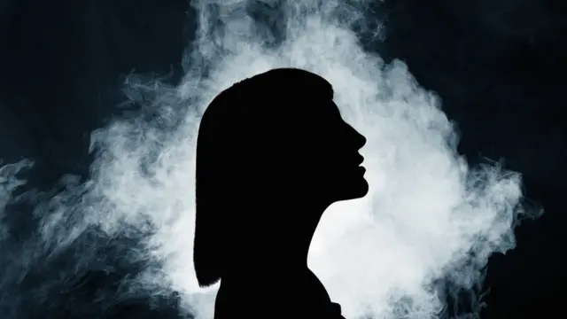 এক নারীমূর্তির চারপাশে আলো