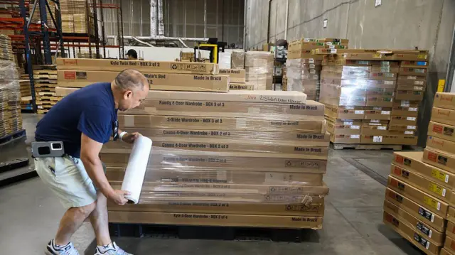 टैरिफ़ की वजह से अमेरिका में चीजों के दाम बढ़ सकते हैं. 