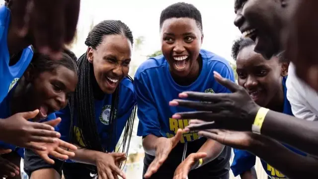 Des jeunes filles en tenues de sport qui lancent des cris de joie