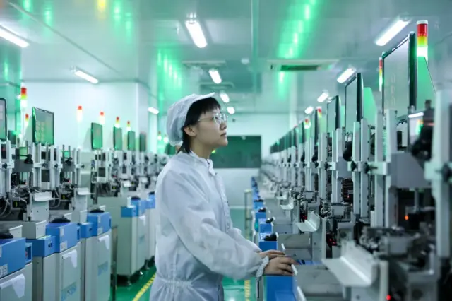 โรงงานผลิตผลิตภัณฑ์ LED เซมิคอนดักเตอร์ในเมืองจิ่วเจียง มณฑลเจียงซี ประเทศจีน 