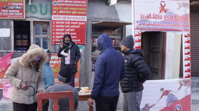 ३८औँ विश्व एड्स दिवसको अवसरमा मुस्ताङको घरपझोङ गाउँपालिका–४ जोमसोममा चालक तथा सहचालकलगायतको निःशुल्क एचआईभी स्वास्थ्य परीक्षण गरिँदै