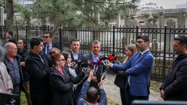 Özel 26 martta şehzade camii'de basın mensuplarıyla konuşuyor. 