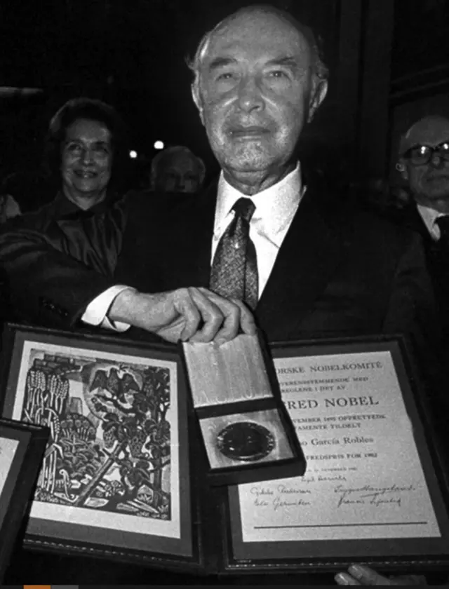 García Robles al recibir el Nobel de la Paz